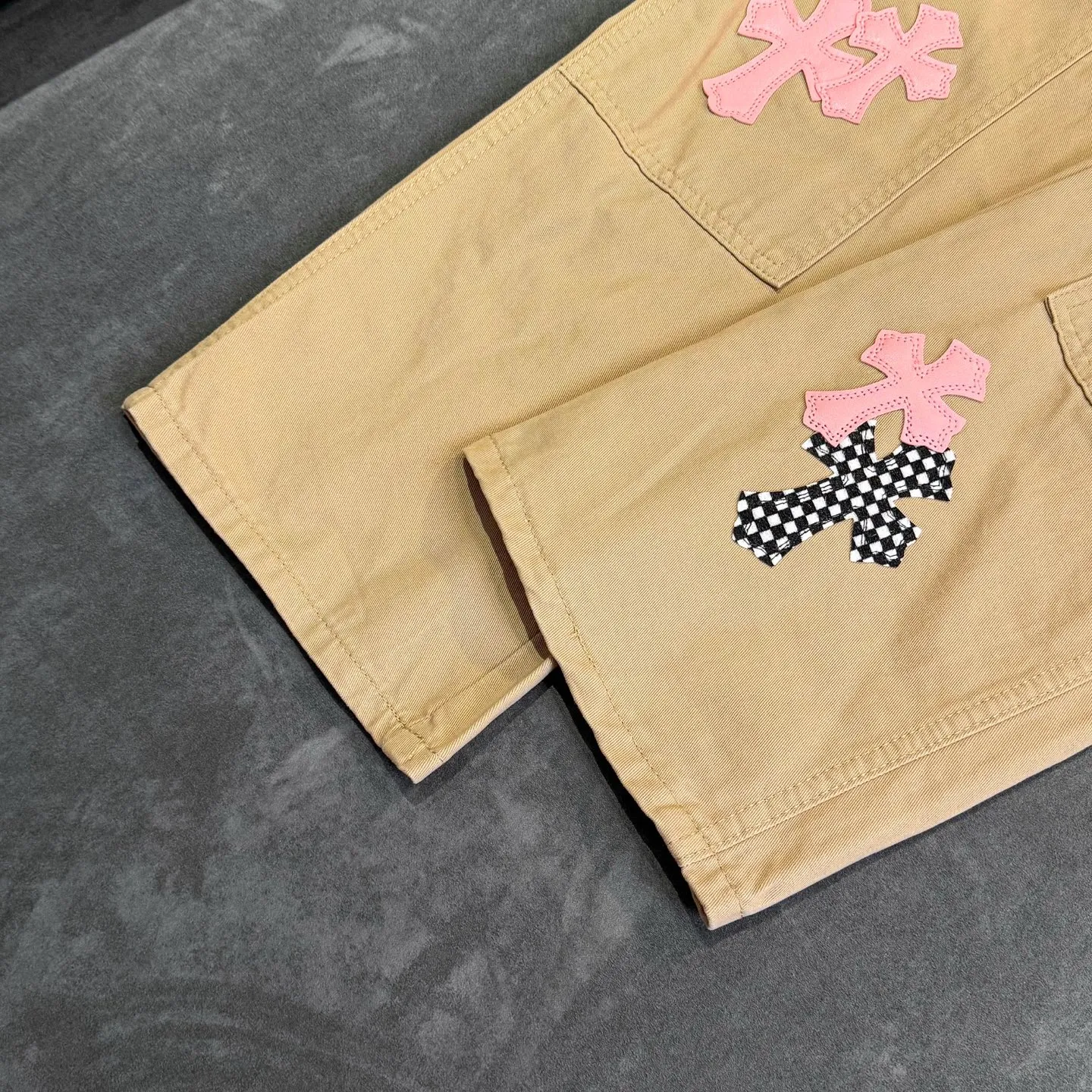 P270 CHROME HEARTS 2025 new khaki logging pink checkerboard cross leather couple style loose jeans Top ceiling quality Styles with different washed textures are very friendly to people with thin legs and thick legs. The straight and loose version is very flattering to the leg shape. The moderate length will never go out of style, easy to match with casually, the basic styling of various styles, a must-have in the wardrobe! The fabric is stiff but also makes the upper body soft without losing texture. The washing process is even more perfect. It is a must-have item for everyone! ! ! Color: Khaki Size: 28/30/32/34 Waist: 75/80/85/90 Knee: 45.5/47/48.5/50 Pants length: 102/104/106/108